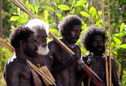 Peter Djigirr, Richard Birrinbirrin, Crusoe Kurddal e Johnny Buniyira in 10 canoe