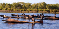 Una scena di 10 canoe