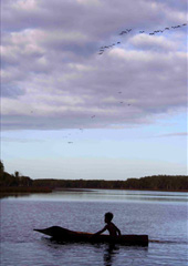 Jamie Gulpilil in una scena di 10 canoe