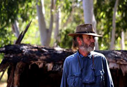 Il regista Rolf de Heer sul set di 10 canoe