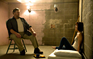 John Goodman e Mary Elizabeth Winstead in 10 Cloverfield Lane