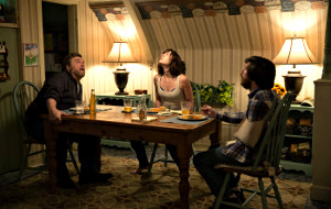 John Goodman, Mary Elizabeth Winstead e John Gallagher Jr in 10 Cloverfield Lane