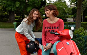  Laetitia Casta e Audrey Dana in una scena di 11 donne a Parigi