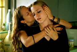 Holly Hunter e Evan Rachel Wood in Thirteen