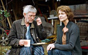 Tom Courtenay e Charlotte Rampling in una scena di 45 anni