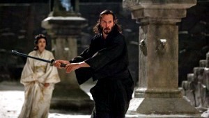 Keanu Reeves con Ko Shibasaki sullo sfondo in una scena di 47 Ronin