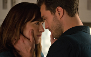 Dakota Johnson e Jamie Dornan in Cinquanta sfumature di nero