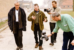 I registi Jørgen Leth e Lars von Trier in una scena di Le cinque variazioni