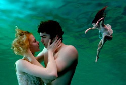 Evan Rachel Wood e Jim Stugess con T.V. Carpio sullo sfondo in Across the Universe