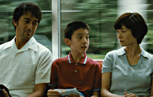 Hiroshi Abe, Taiyô Yoshizawa e Yôko Maki in Ritratto di famiglia con tempesta