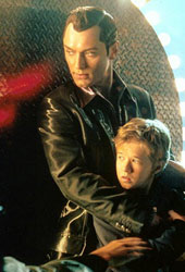 Jude Law e Haley Joel Osment in A.I.