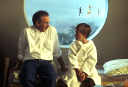 Il regista Steven Spielberg e Haley Joel Osment sul set di A.I.