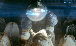 John Hurt in una scena di Alien