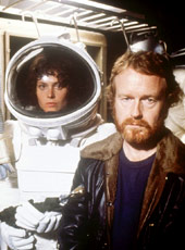 Sigourney Weaver con il regista Ridley Scott in un'immagine pubblicitaria di Alien