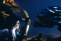 Sigourney Weaver in una scena di Aliens - Scontro finale