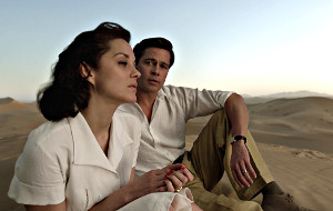 Marion Cotillard e Brad Pitt in una scena di Allied - Un'ombra nascosta