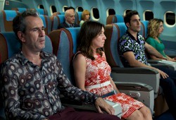 Guillermo Toledo e Lola Dueñas in una scena di Gli amanti passeggeri