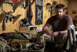 Bradley Cooper in una scena di American Sniper