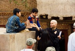 Il regista Marc Forster spiega una scena a Ahmad Khan Mahmoodzada e Zekiria Ebrahimi sul set di  Il cacciatore di aquiloni