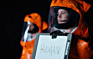 Amy Adams in una scena di Arrival