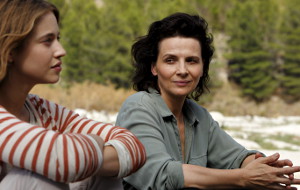 Lou de Laâge e Juliette Binoche in L'attesa