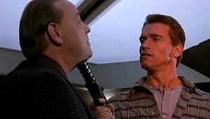 Michael Ironside e Arnold Schwarzenegger in Atto di forza