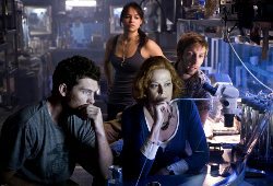 Sam Worthington e Sigourney Weaver con Michelle Rodriguez e Joel David Moore dietro le spalle in una scena di Avatar