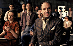 Ralph Fiennes in ua scena di Ave, Cesare!