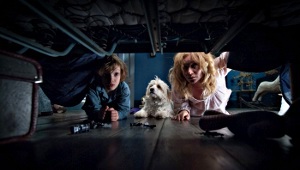 Noah Wiseman ed Essie Davis in una scena di Babadook