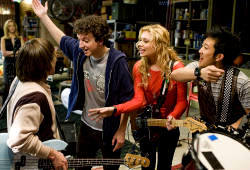 Gaelan Connell e Alyson Michalka in una scena di Bandslam - High School Band