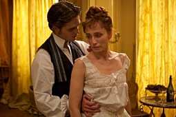 Robert Pattinson e Kristin Scott Thomas in Bel ami - Storia di un seduttore
