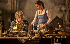 Kevin Kline e Emma Watson in La Bella e la Bestia