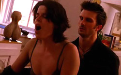 Neve Campbell e Frederick Weller in Be Loved
