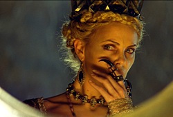 Charlize Theron in una scena di Biancaneve e il Cacciatore