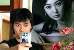 Jae Hee davanti ad una foto di Lee Seung-yeon in una scena di Ferro 3