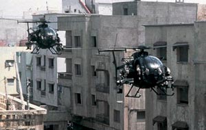 Due Black Hawk in volo sopra Mogadiscio in una scena di Black Hawk Down