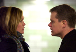 Julia Stiles e Matt Damon in The Bourne Supremacy