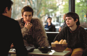 Hugh Grant (di spalle) con Toni Collette e Nicholas Hoult in About a Boy