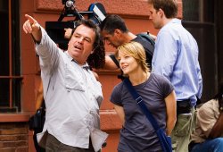 Il regista Neil Jordan con Jodie Foster sul set di Il buio nell'anima