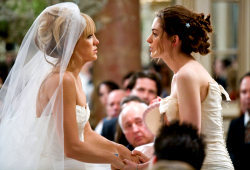 Kate Hudson e Anne Hathaway in Bride Wars