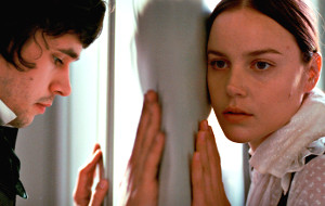 Ben Whishaw e Abbie Cornish in una scena di Bright Star