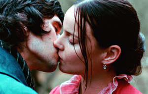 Ben Whishaw e Abbie Cornish in Bright Star