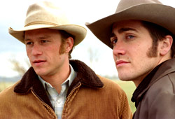 Heath Ledger e Jake Gyllenhaal in I segreti di Brokeback Mountain