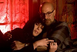 Cher e Stanley Tucci in Burlesque