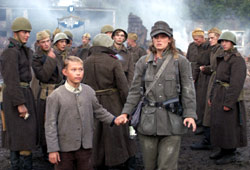 Donevan Gunia e Alexandra Maria Lara in La Caduta