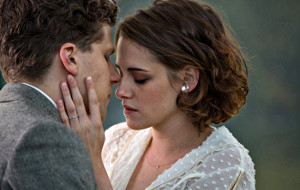 Jesse Eisenberg e Kristen Stewart in Café Society