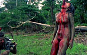 Una famosa scena di Cannibal Holocaust