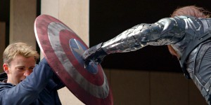 Chris Evans contro il Soldato d'Inverno in una scena di Captain America - The Winter Soldier