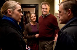 Jodie Foster e John C. Reilly osservano Kate Winslet e Christoph Waltz in Carnage