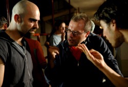 Luis Tosar, il regista Daniel Monzón e Alberto Ammann sul set di Cella 211